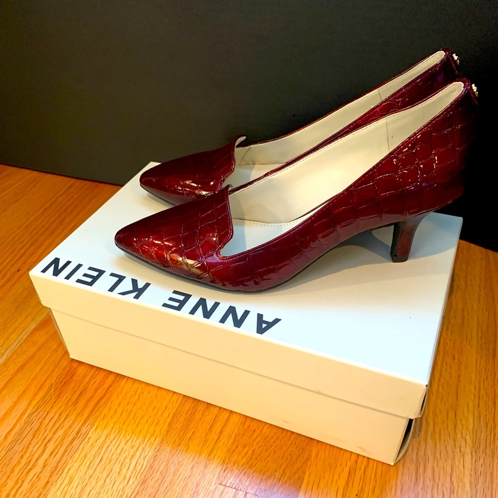 NWOT - Anne Klein size 7 burgundy iflex kitten heels